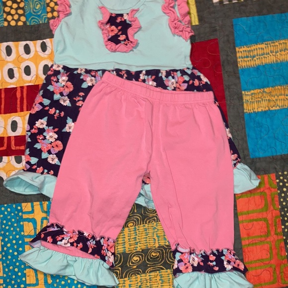 Girls two piece Bermuda outfit fits 4/5 - Picture 3 of 5